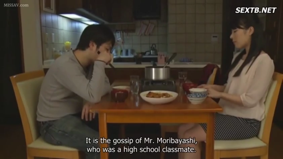 座り姿勢 · 中景 · 平静 · 餐厅 · 休闲服 · 餐具 · 食事