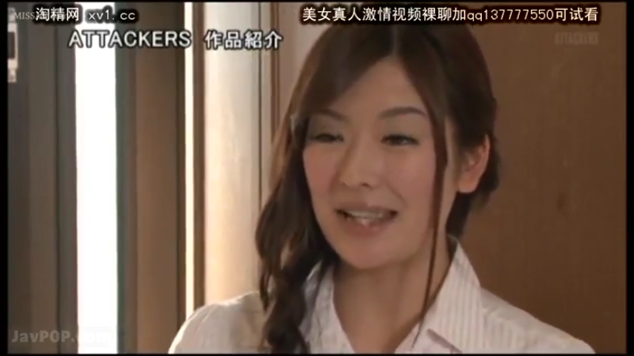 室内 · 脸部特写 · 站立 · 微笑 · 条纹衬衫 · 长发 · 对谈