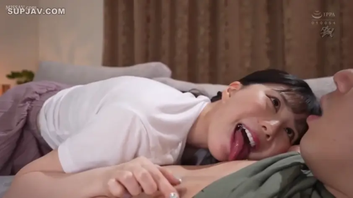 脸部 · 卧室 · 白色短袖 · 趴卧 · 舔舐 · 调皮 · 两人