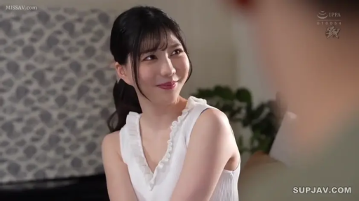 室内 · 坐姿 · 脸部特写 · 甜美 · 注视 · 高清 · 白色无袖衫