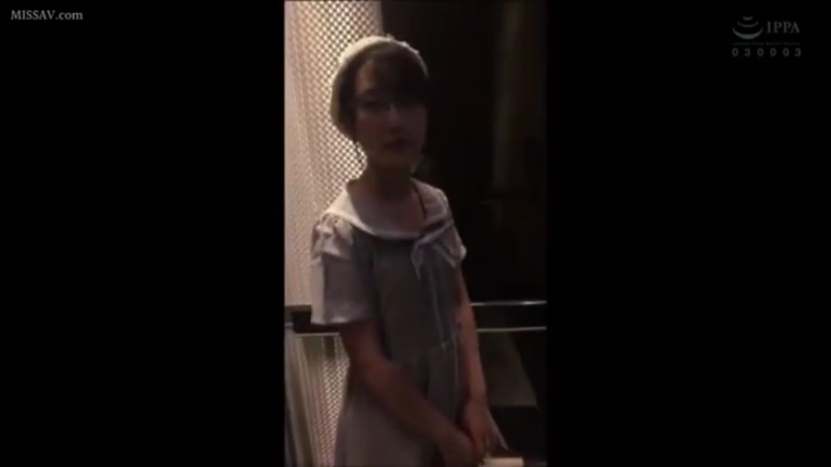 俯身 · 专注 · 办公室 · 中景 · 电脑 · 职场诱惑 · OL西装 · 审阅