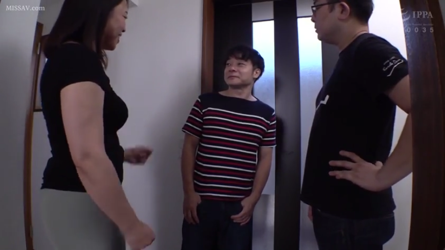 走廊 · 对视 · メガネ · 站立 · 中景 · 微笑 · 熟女 · 浅色紧身裤