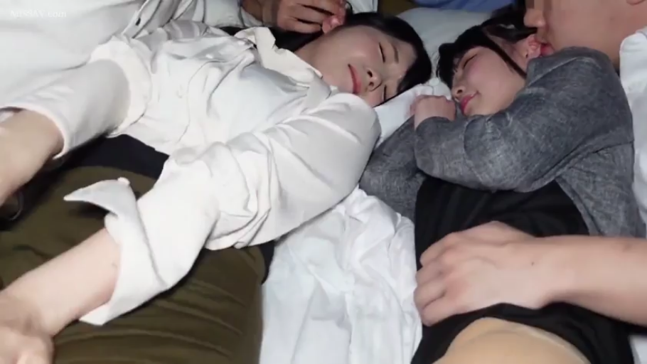 脸部 · 臥室 · 床鋪 · 閉眼 · 職業裝 · 多人 · 躺卧 · 睡覺