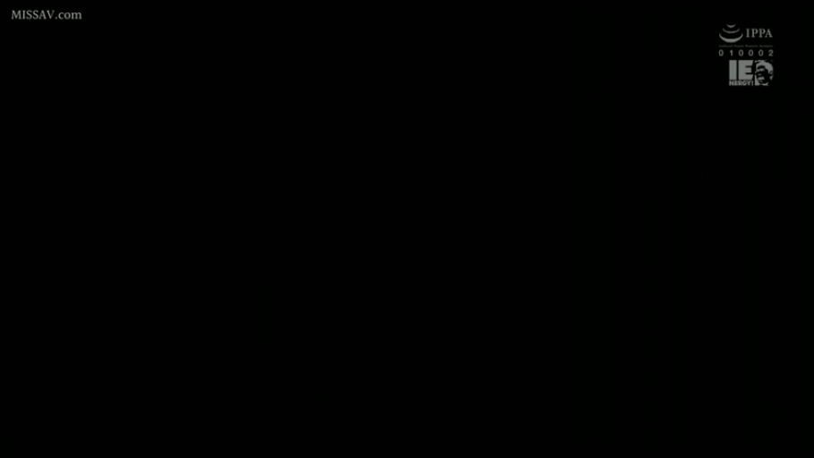 露乳 · 胸部特写 · 室内卧室 · 衣架 · 陶醉闭眼 · 跪坐前倾 · 白色毛绒开衫 · 揉乳按摩
