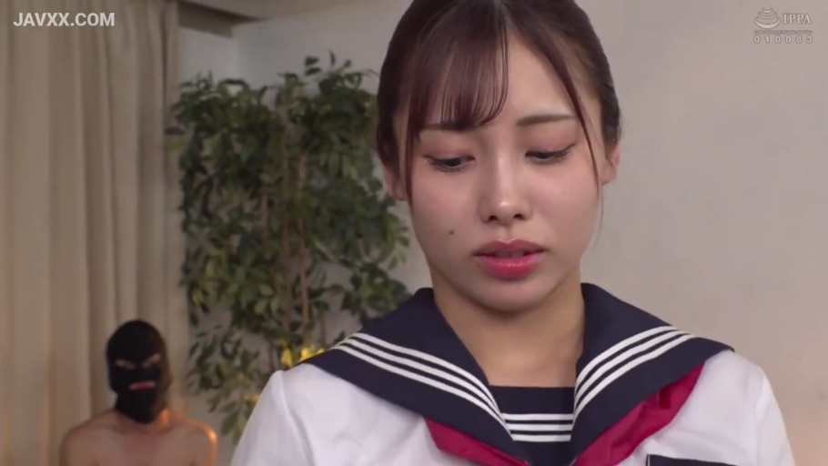 眼镜 · 站立 · 半身 · 端庄 · 街道 · 米色针织衫 · 采访 · 名牌