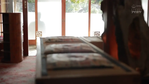 委屈 · 中景 · 站姿 · 职业装 · 手提包 · 搭讪 · 日本街头 · 户外桥梁