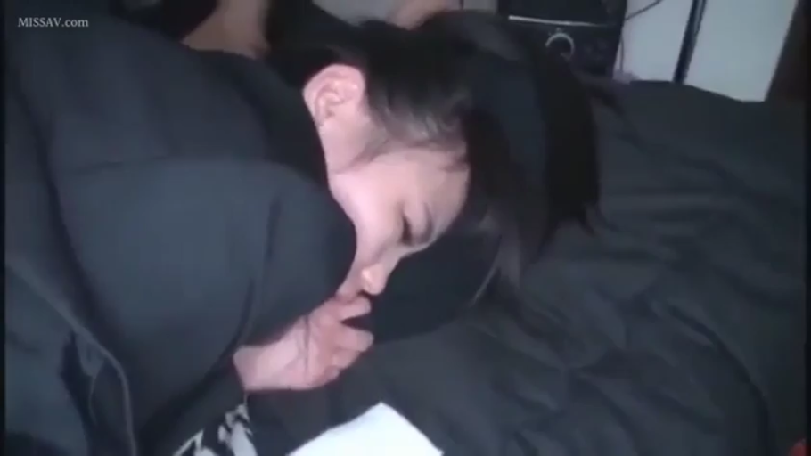 俯卧 · 头部特写 · 卧室床上 · 黑色外套