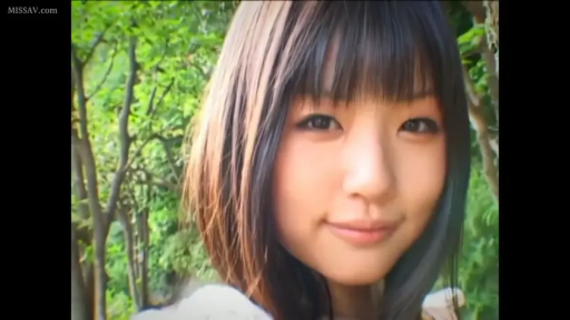 顔部のクローズアップ · 微笑 · 白い上着 · 屋外 · 注视镜头 · 正面 · 中长发