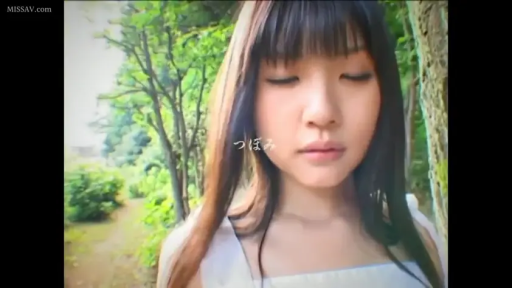 站姿 · 顔のクローズアップ · 静止 · 白色无袖上衣 · 静寂 · 清纯风 · 户外森林