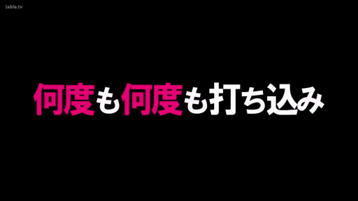 严肃 · 昏暗灯光 · 对视 · 更衣室 · 储物柜 · 白色T恤 · 一站一坐