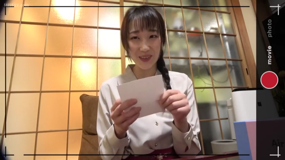 室内 · 坐姿 · 微笑 · 白色衬衫 · 半身 · 信纸 · 拆信 · 辫子