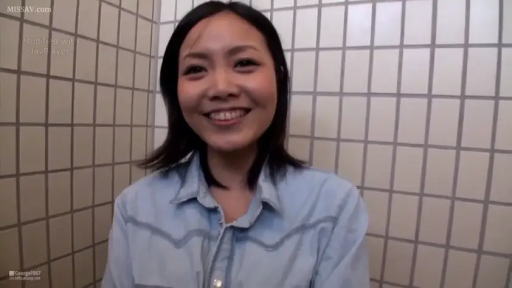 面部 · 浴室 · 站立 · 微笑 · 愉快 · 肖像 · 牛仔衬衫