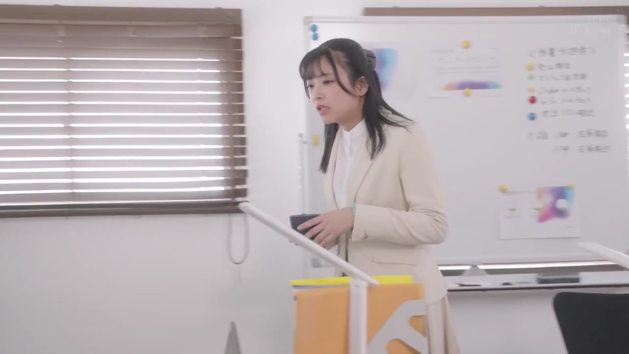 专注 · 办公室 · 半身 · 白板 · 站立走动 · 米色小西装 · 拿着咖啡杯 · 职业OL