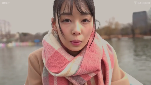 脸部特写 · 清纯 · 注视镜头 · 格子围巾 · 日间户外 · 公园湖边 · 近景正脸