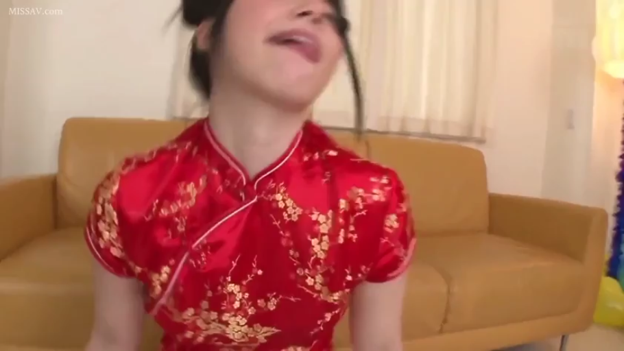 室内 · 跪姿 · 面部特写 · 红色旗袍