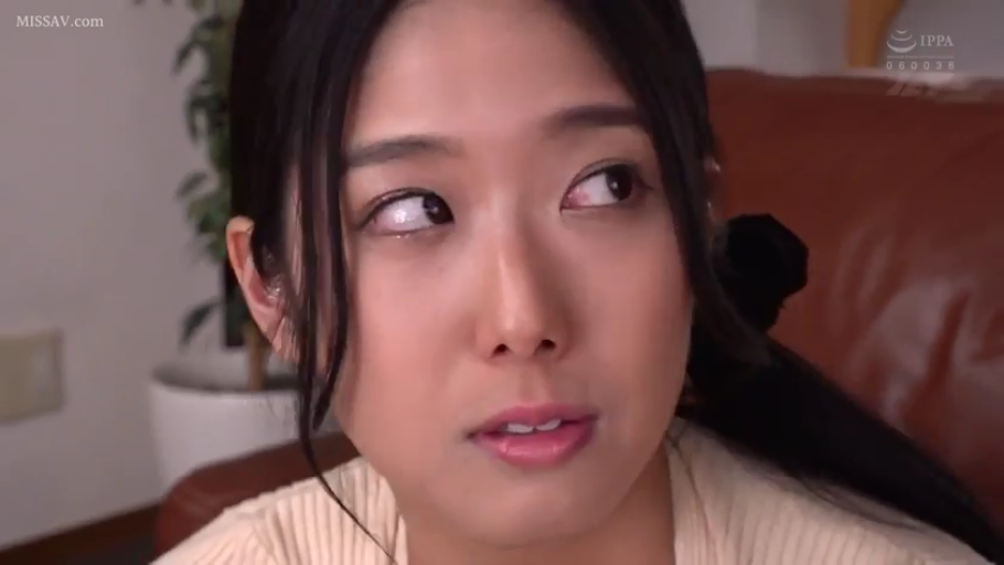 坐姿 · 脸部 · 客厅 · 针织衫 · 日常 · 疑惑 · 斜视