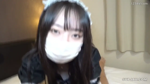 室内 · 身をかがめる · 顔のクローズアップ · 注視 · メイド服