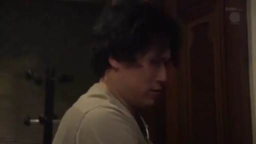 室内 · 真剣 · 单人 · 站立 · 侧面特写 · 浅色衬衫