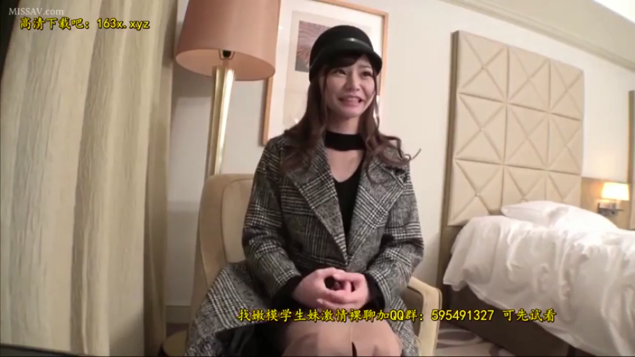 室内 · 坐姿 · 上半身 · 挑逗 · 蓝色衬衫 · 职场制服 · 条纹沙发 · 解领带