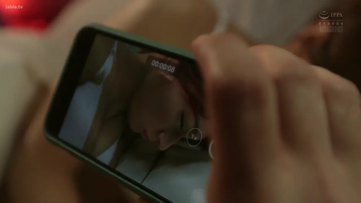 臥室 · 閉眼 · 手机 · 视角 · 手机屏幕 · 侧卧 · 白色内衣 · 偷拍