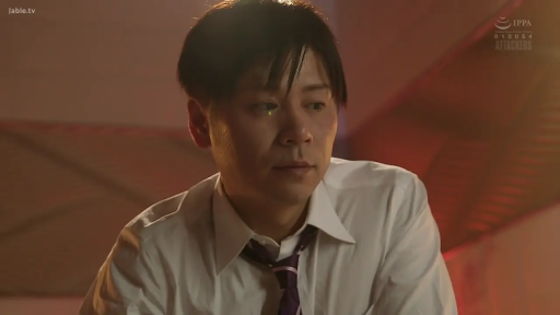 室内 · 坐姿 · 单人 · 忧郁 · 面部特写 · 凝视 · 正装衬衫