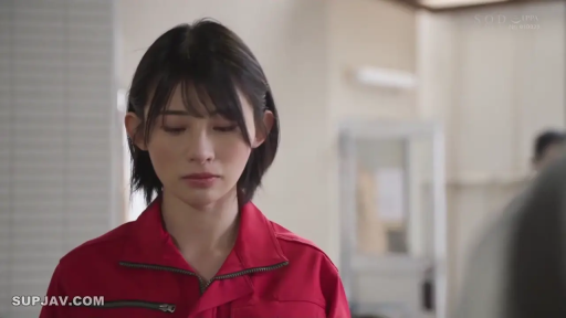 室内 · 憂鬱 · 站姿 · 顔のクローズアップ · ショートヘア · 静止 · 红色工作服