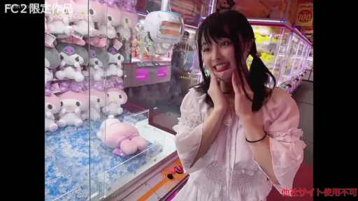 站立 · 中景 · 休闲装 · 日常 · 开心 · 拍照 · 游戏厅 · 娃娃机