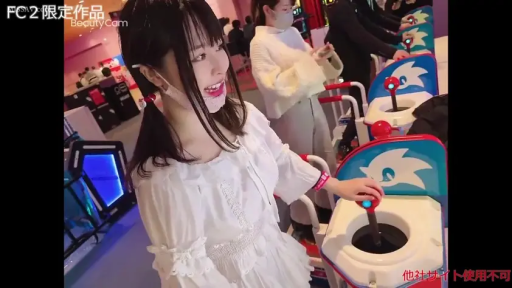 站立 · 中景 · 白色连衣裙 · 游戏机 · 清纯感 · 甜美笑容 · 游戏厅 · 操纵摇杆