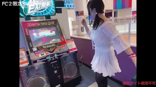站立 · 侧身 · 戴口罩 · 白色连衣裙 · 游戏机 · 游戏厅 · FC2 · 玩跳舞机
