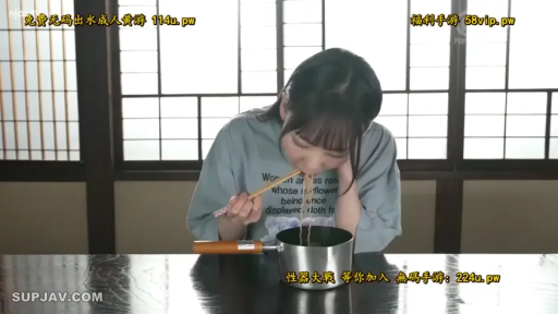 室内 · 坐姿 · 脸部 · 自然 · 进食 · 灰色短袖 · 锅