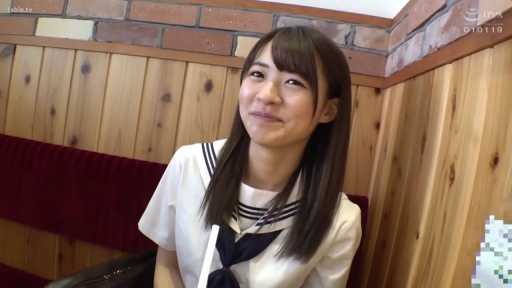 坐姿 · 中景 · 微笑 · 餐厅 · 水手服 · 注视镜头 · 素人感 · 吸管