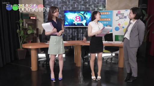 交谈 · 全身 · 站立 · 微笑 · 职业装 · 文件夹 · OL · 演播室