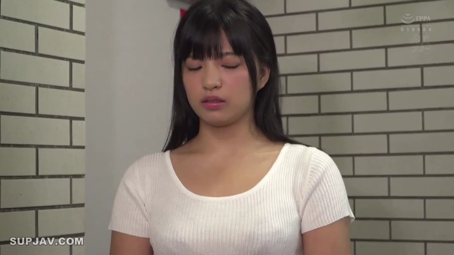 室内 · 站立 · 半身特写 · 闭目 · 静止 · 黑长直 · 白色紧身短袖