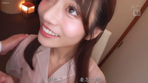 室内 · 脸部 · 微笑 · 衬衫 · 对视 · 仰视 · 灯具