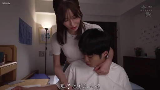 卧室 · 中景 · 微笑 · 台灯 · 白色T恤 · 肢体接触 · 影视截图 · 从背后搂抱