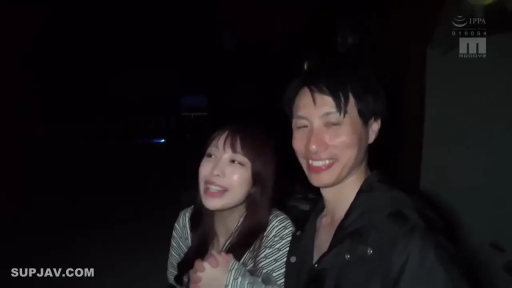 交谈 · 面部 · 站姿 · 户外 · 常服 · 笑容 · 夜晚