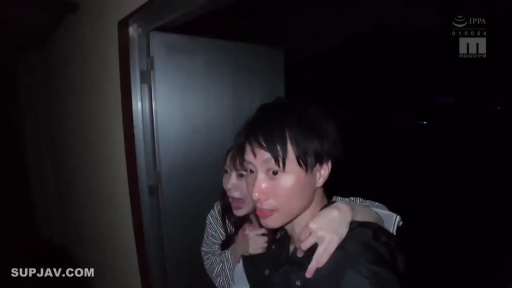 中景 · 条纹衫 · 室内走廊