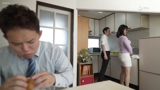 坐姿 · 专注 · 中景 · 剧情 · 紧身短裙 · 厨房 · 进食 · 冰箱