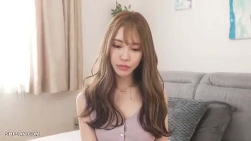 座り姿勢 · 頭を下げる · 寝室 · 枕头 · 居家 · ピンクのベスト · 忧伤 · 中特写