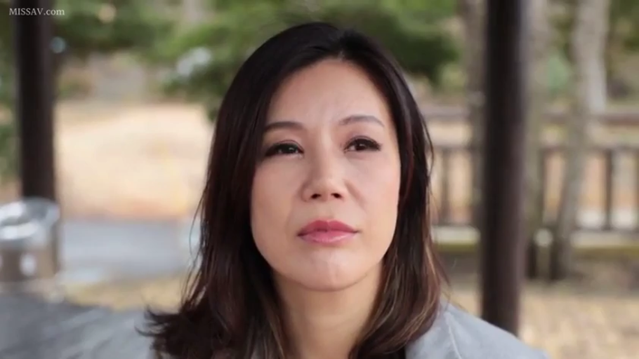 面部 · 站立 · 平静 · 面对镜头 · 户外 · 采访 · 灰色外套