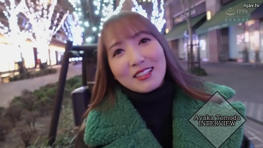 脸部 · 微笑 · 面对镜头 · 夜景 · 正对镜头 · 肖像 · 绿色毛绒外套