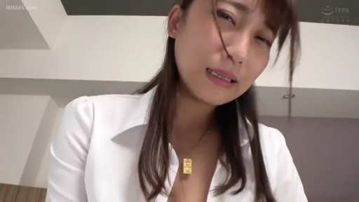 Indoor · Close-up of the face · 白衬衫 · Lean forward