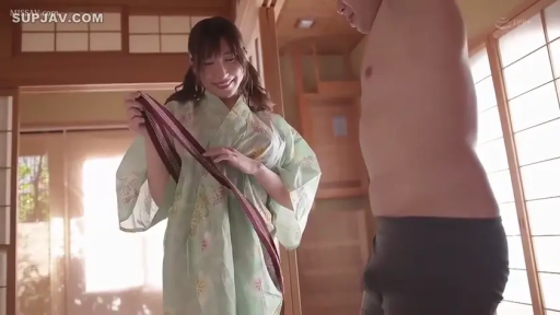 站立 · 和室 · 中景 · 微笑 · 居家 · 调情 · 和服 · 腰带