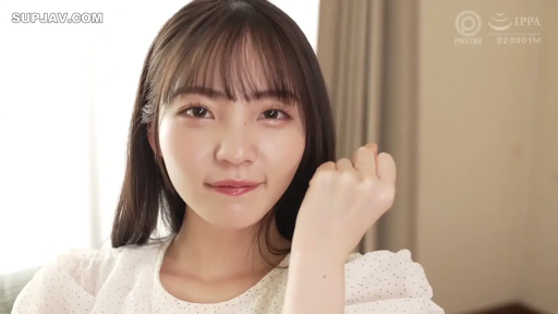 室内 · 座り姿勢 · 顔部のクローズアップ · 微笑 · 白い上着 · 凝視 · 人物写真