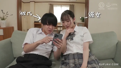 坐姿 · 专注 · 客厅 · 制服 · 看手机 · 手机 · 情侣