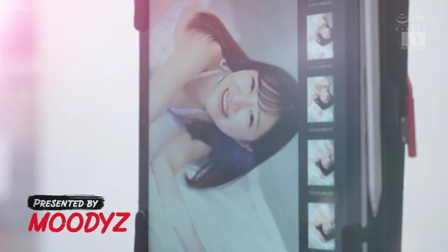 室內 · 臉部特寫 · 吊帶 · 側躺