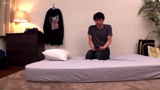 室内 · 跪坐 · 全景 · 自然 · 休闲装 · 看手机 · 床垫 · 成年男性