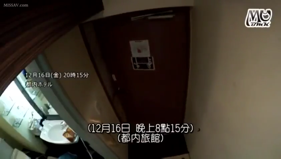 室内 · 迷离 · 口部特写 · 吮吸手指 · 紫色针织衫 · 手指 · 正对镜头 · 自拍视角