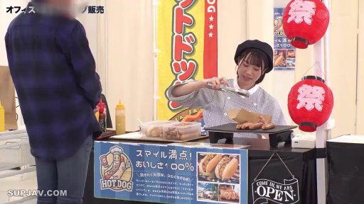 专注 · 站立 · 烹饪 · 厨师服 · 剧情背景 · 室内摊位 · 烤香肠 · 食物夹