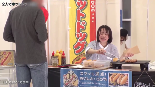 站立 · 否 · 笑容 · 日常场景 · 工作制服 · 户外摊位 · 热狗 · 售卖热狗